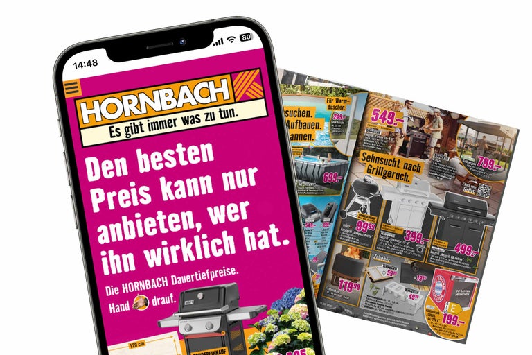 Smartphone mit der Hornbach Webseite neben einem Hornbach Katalog mit Angeboten für Grills und Gartenartikel. Hornbach Logo.