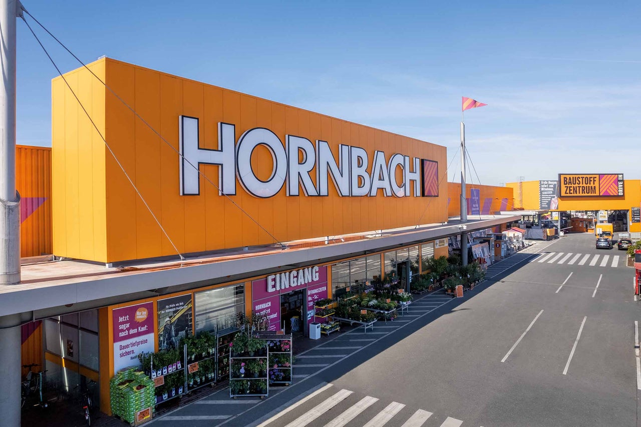  Außenansicht des Hornbach Baumarktes mit Eingangsbereich und Parkplatz 