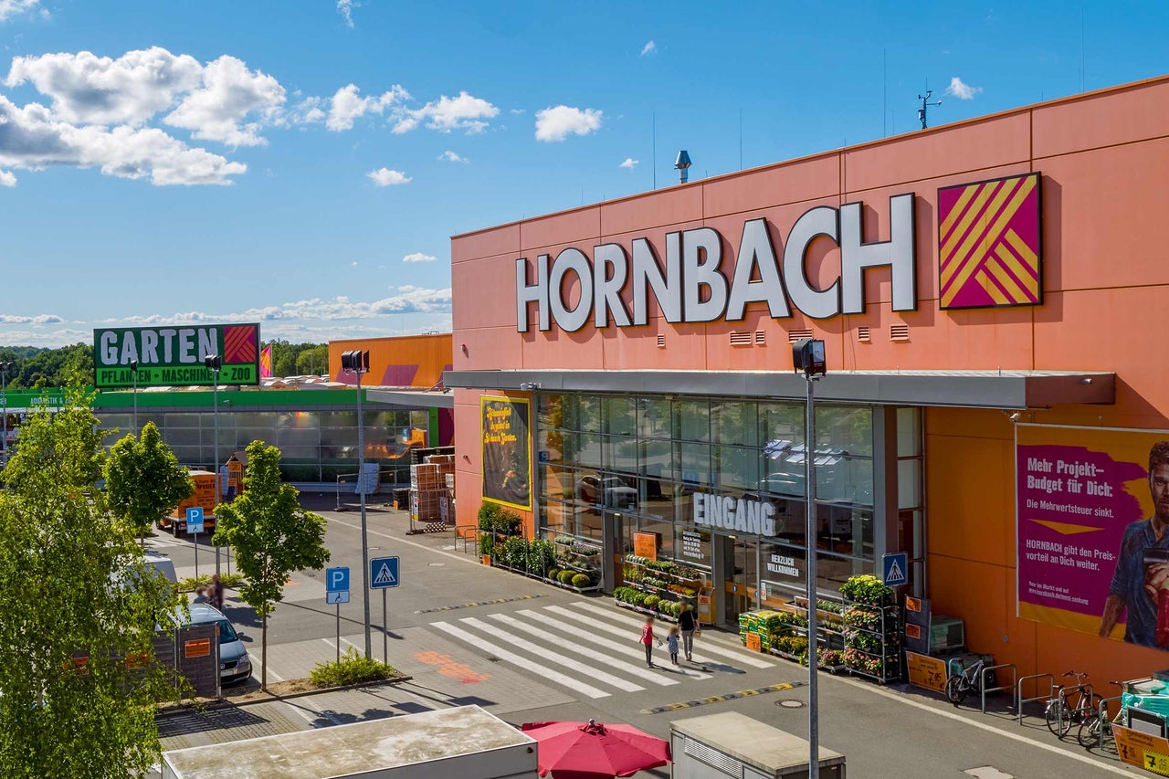  Außenansicht eines Hornbach Baumarktes mit Gartenabteilung 