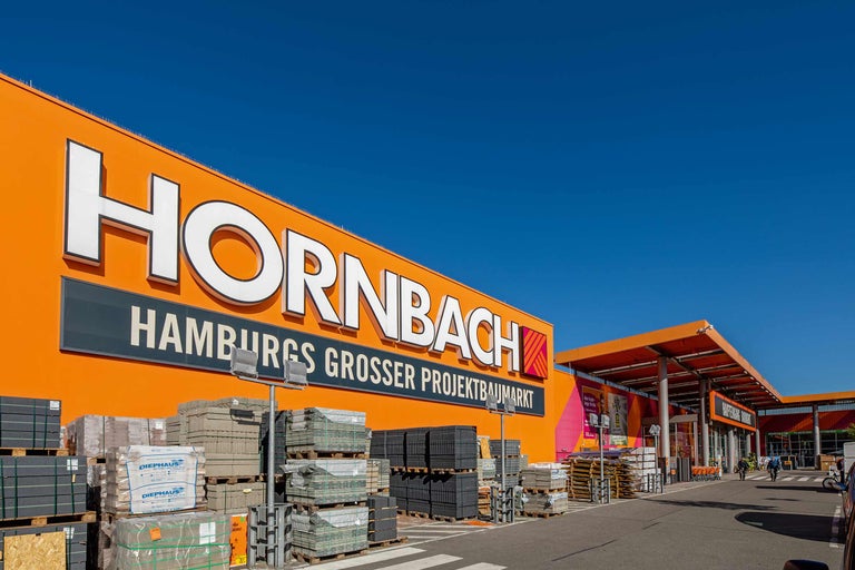 Hornbach Baumarkt Aussenansicht mit Baustoffen