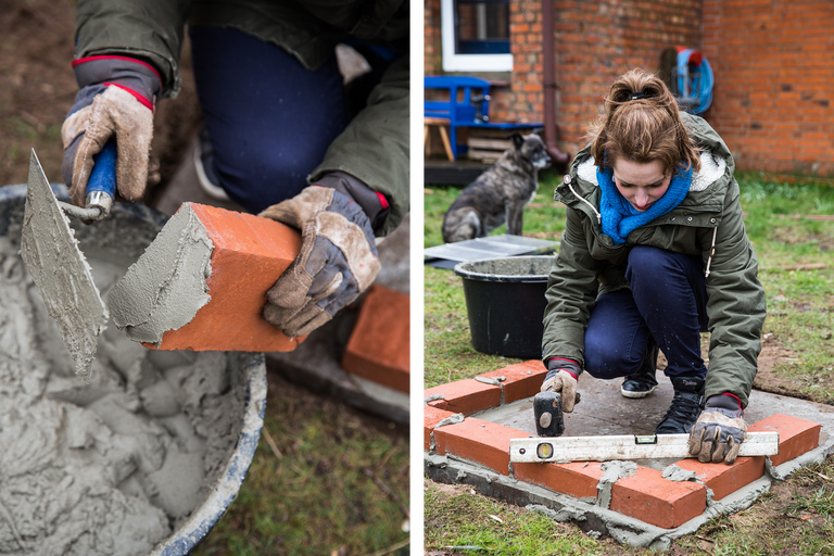 Eine Person verarbeitet Ziegelsteine mit Mörtel und einer Maurerkelle für ein Bauprojekt im Freien.