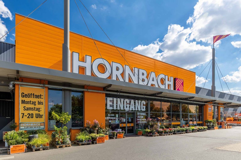 Hornbach Baumarkt Fassadenansicht mit Eingang und Pflanzen