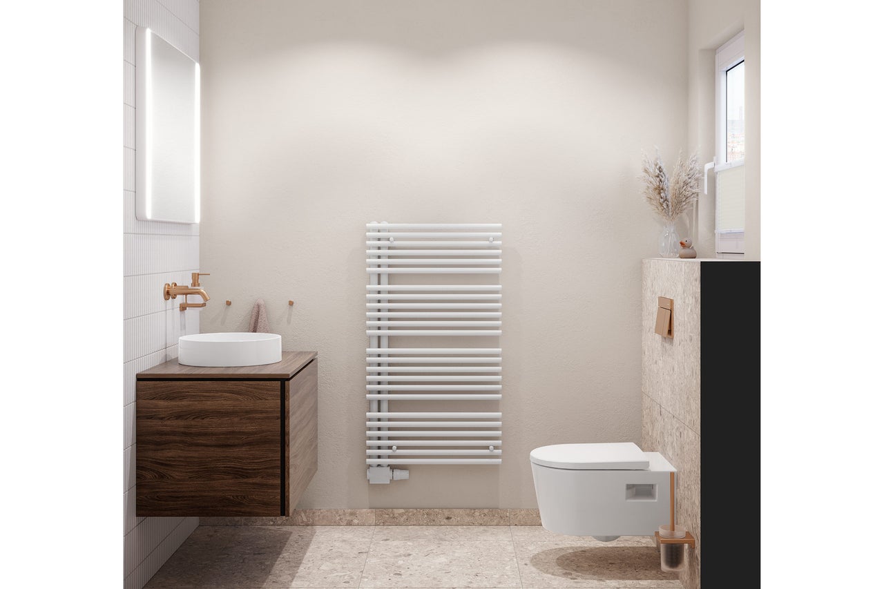 Modernes, helles Badezimmer mit Waschtisch in dunkler Holzoptik, weißem Aufsatzbecken, kupferfarbener Armatur, Handtuchheizkörper und Wandtoilette.