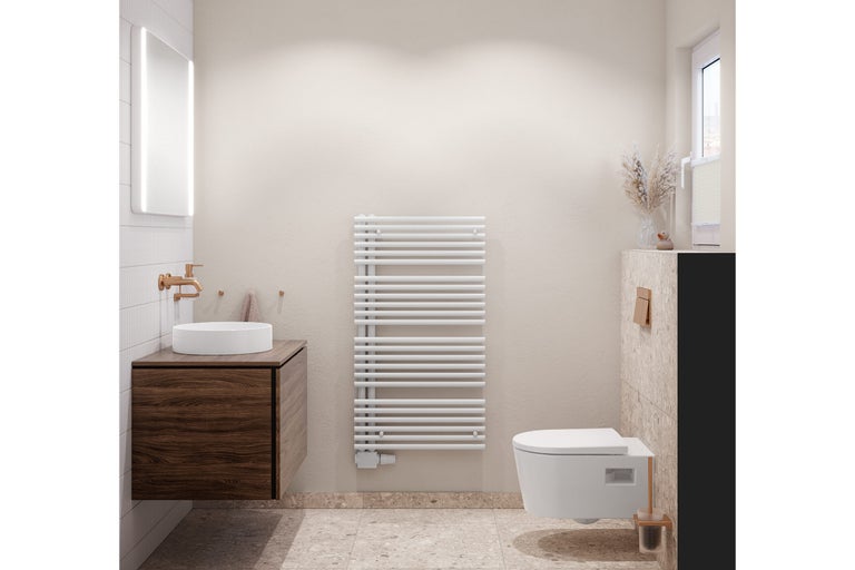Modernes, helles Badezimmer mit Waschtisch in dunkler Holzoptik, weißem Aufsatzbecken, kupferfarbener Armatur, Handtuchheizkörper und Wandtoilette.