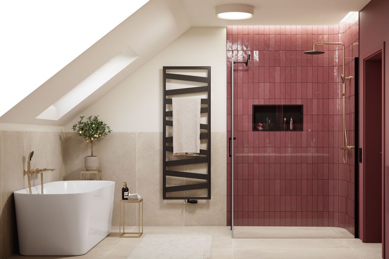 Modernes Badezimmer im Dachgeschoss mit freistehender Badewanne, begehbarer Dusche mit rosa Fliesen und schwarzem Design Handtuchheizkörper.