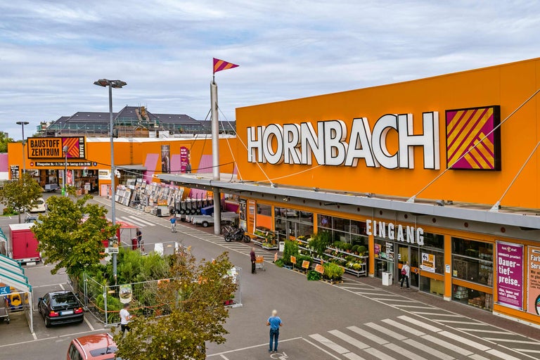 Außenansicht eines Hornbach Baumarktes mit Parkplatz und Eingangsbereich