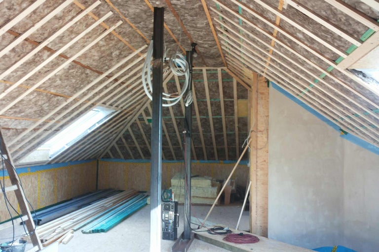 Dachausbau mit Isolierung und Holzbalkenkonstruktion