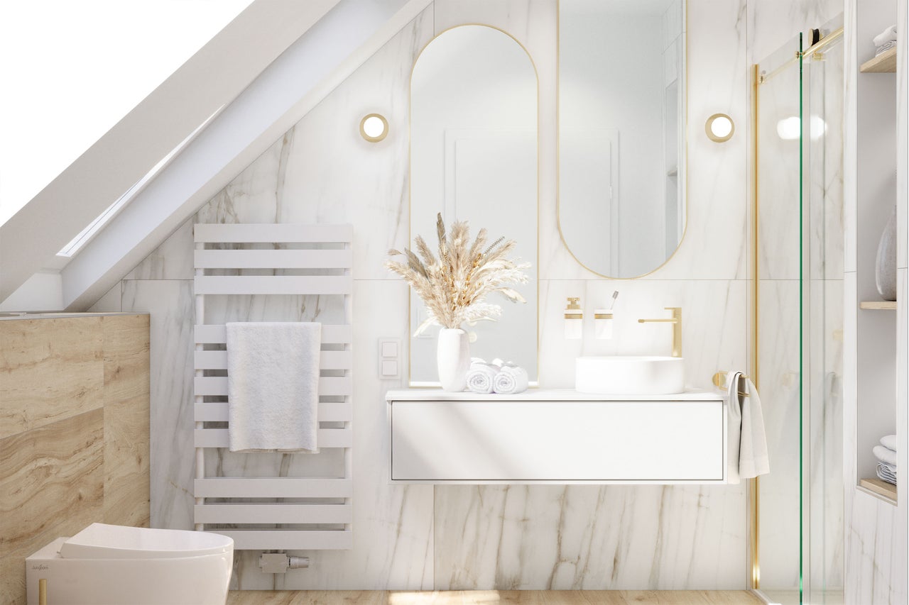 Modernes Badezimmer mit Waschtisch, Spiegel, Handtuchwärmer und Dusche unter einer Dachschräge