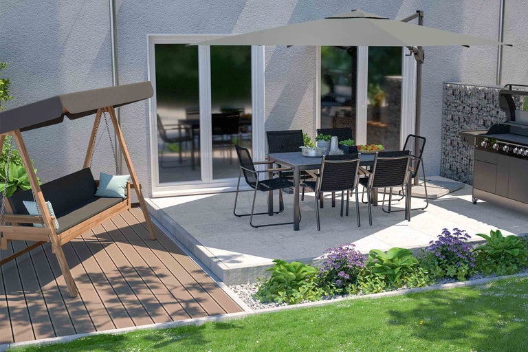 Terrasse mit Gartentisch, Stühlen, Sonnenschirm, Grill und Gartenschaukel
