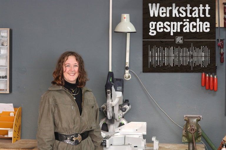 Frau in Werkstatt vor Kappsäge mit Werkstattgespräche-Logo