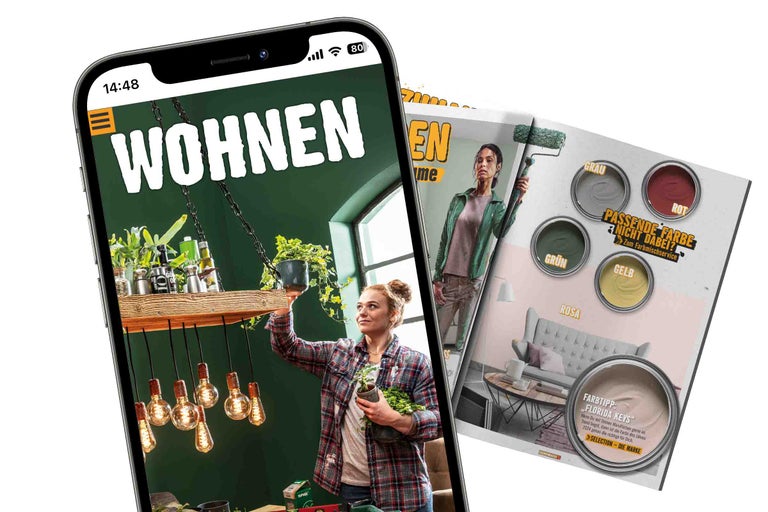 Eine Frau dekoriert ein Zimmer, zu sehen auf einem Smartphone-Bildschirm und einem Magazin, das Farben und Wohntrends zeigt.