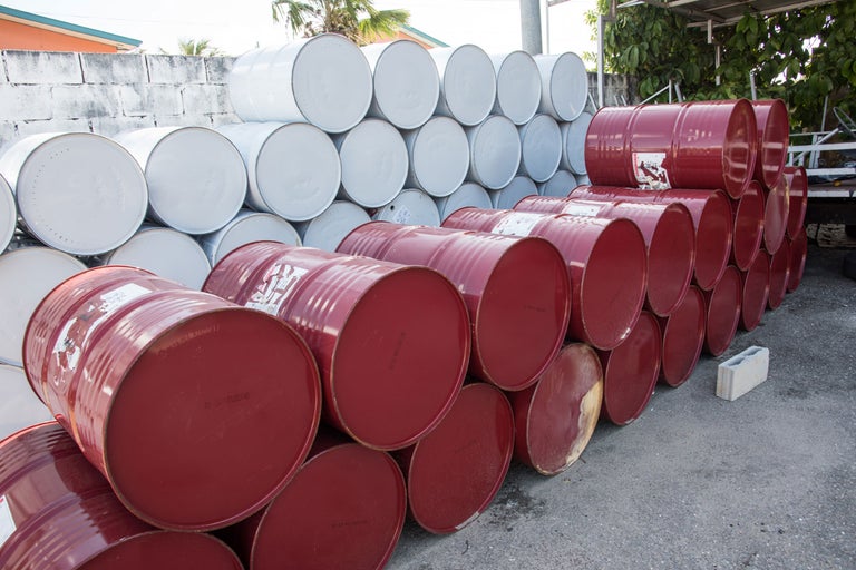 Stapel aus Metallfässern für Lagerung und Transport