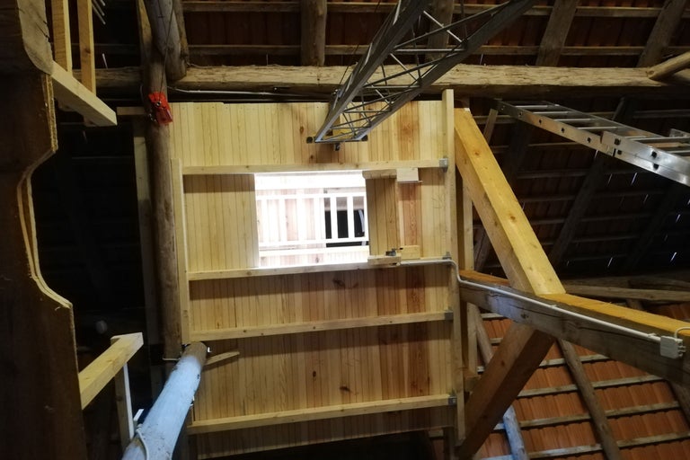 Holzkonstruktion auf einem Dachboden mit Dachsparren und Leitern