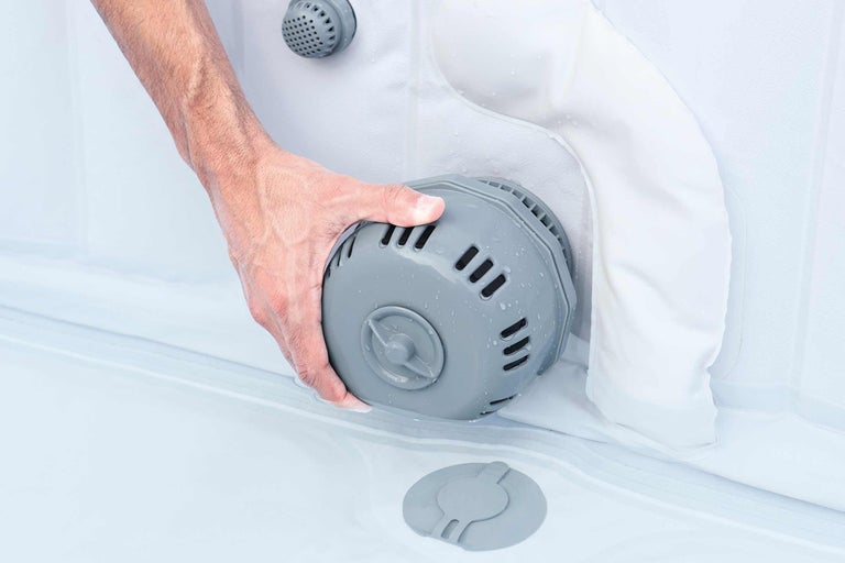 Installation des Filtersystems in einem aufblasbaren Whirlpool