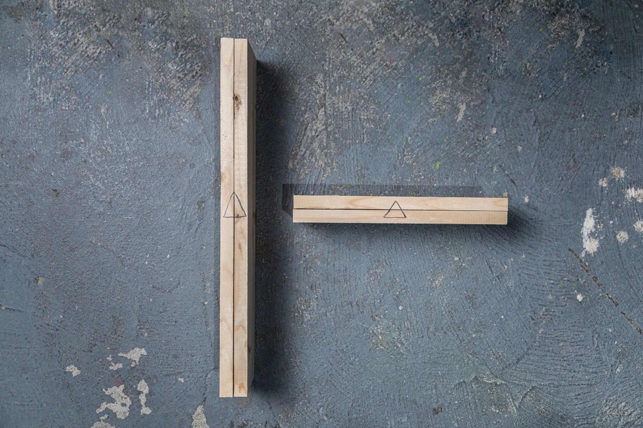 Zwei Holzstücke mit Dreieckssymbol