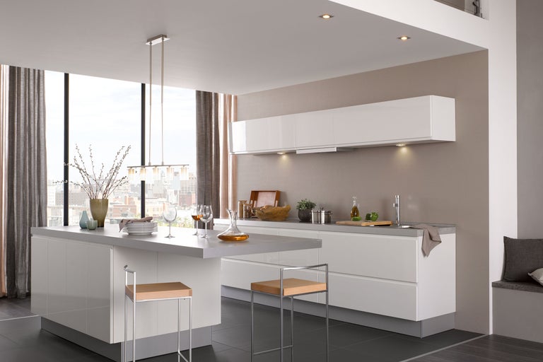 Helle Küche mit Kochinsel, Barhockern, Geschirr und Fenster