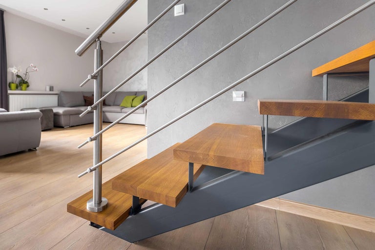 Treppe mit Holzstufen und Edelstahlgeländer im Innenbereich