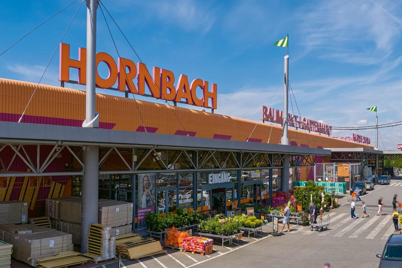 Außenansicht eines Hornbach Baumarktes mit Eingangsbereich und Kunden 