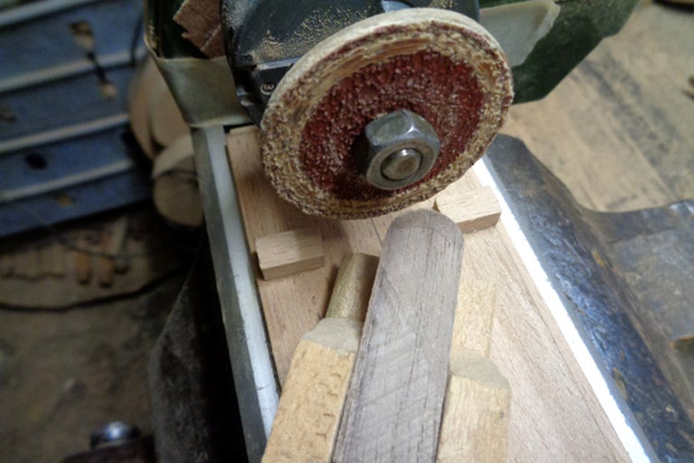 Holzbearbeitung mit einer Schleifmaschine und Schleifscheibe