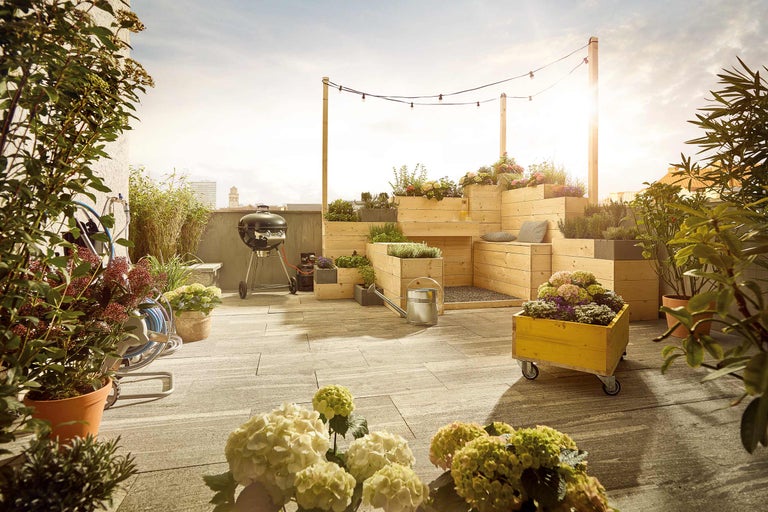 Dachterrasse mit Grill, Pflanzen und Holzkonstruktion für Gartengestaltung