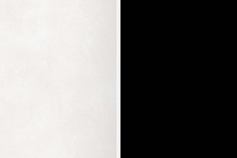 Helle Wandfliese neben schwarzer Fläche