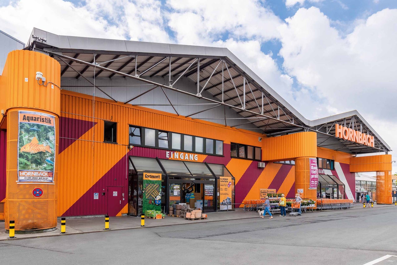  Hornbach Baumarkt Fassade mit Eingangsbereich und Kunden. 