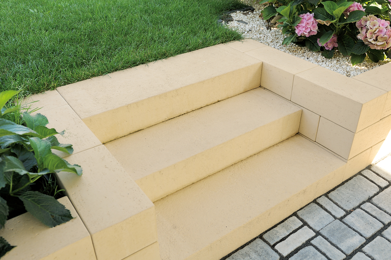 Außentreppe aus Betonsteinen im Garten