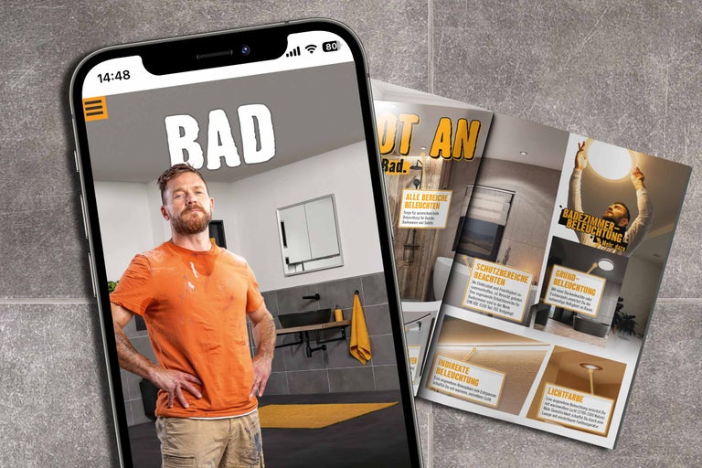 Aufnahme eines Smartphones und einer Broschüre zum Thema Badezimmerbeleuchtung, dargestellt auf Fliesen.