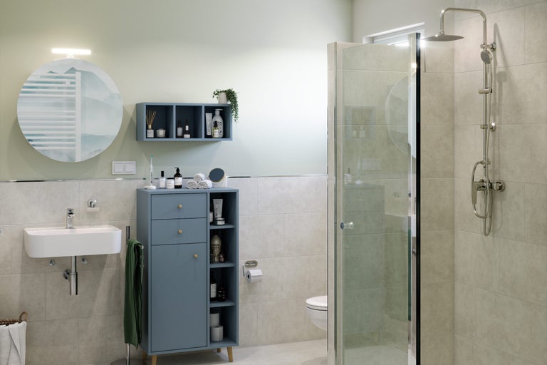 Helles Badezimmer mit Waschbecken, Spiegelschrank, Dusche und Toilette