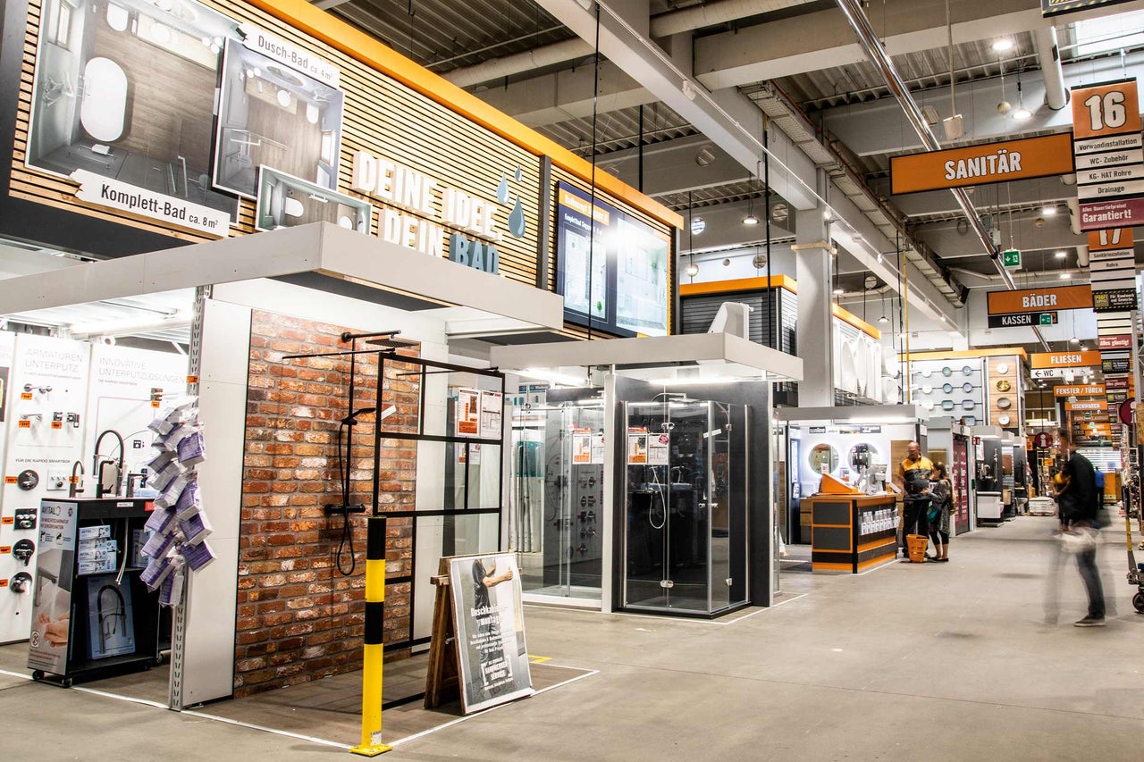 Ansicht der Sanitärabteilung im Hornbach Baumarkt mit Duschen, Waschbecken und Armaturen