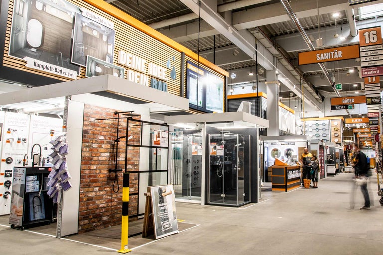 Ansicht der Sanitärabteilung im Hornbach Baumarkt mit Duschen, Waschbecken und Armaturen