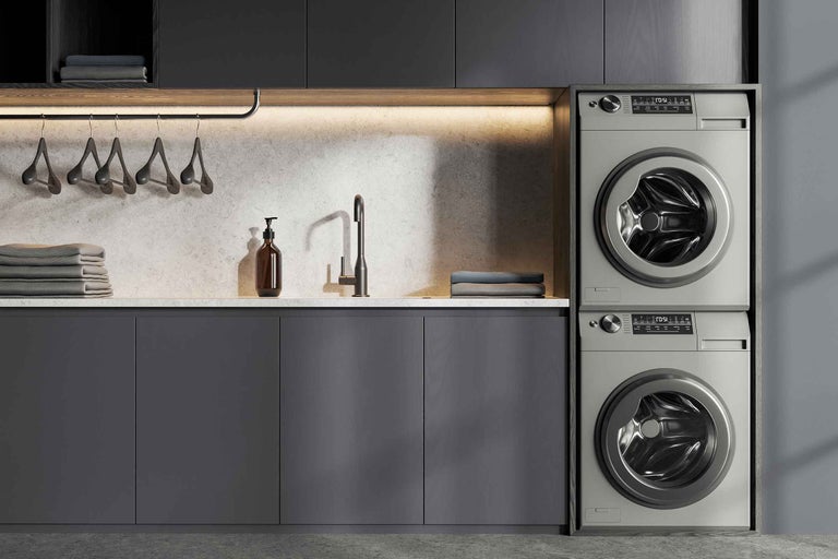 Modernes Waschzimmer mit Waschmaschine, Trockner, Spüle und Arbeitsfläche