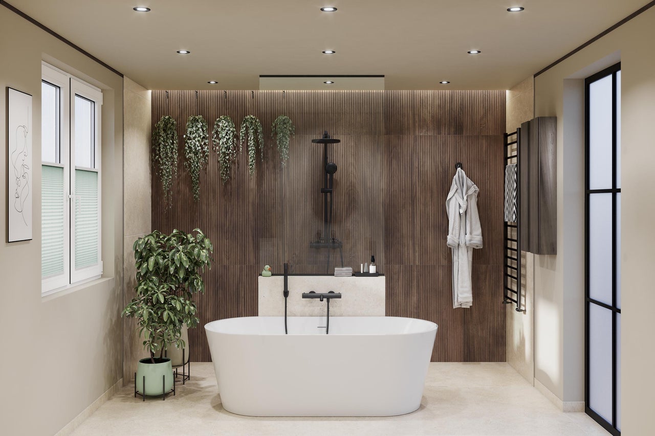 Modernes Badezimmer mit weißer freistehender Badewanne, schwarzen Armaturen, Holzwand, Pflanzen und Dusche mit Glaswand.