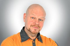 Porträt eines Mannes mit orangefarbenem Oberteil