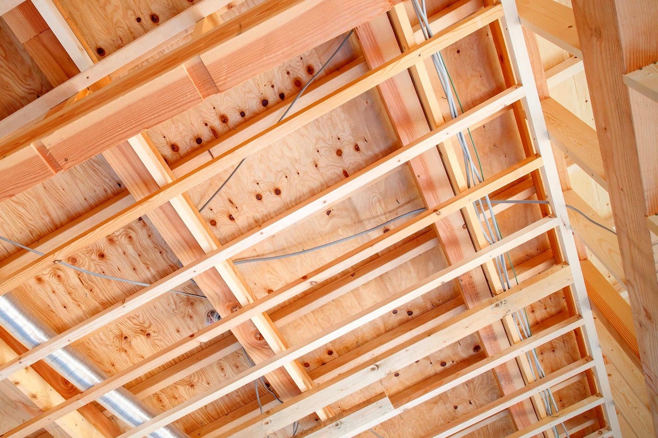 Holzrahmenkonstruktion mit Deckenbalken und Kabeln