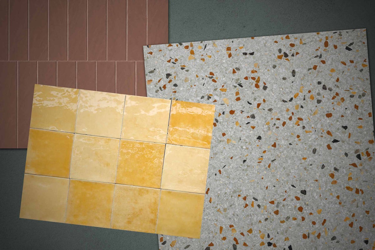 Auswahl an Fliesen: Terrazzo-Muster, gelbe quadratische Glanzfliesen und rotbraune rechteckige Wandfliesen.