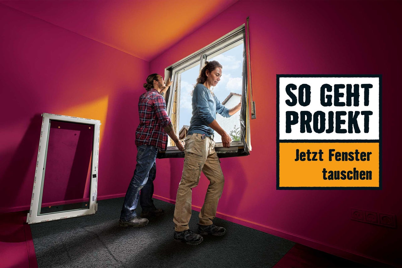 Ein Mann und eine Frau bauen gemeinsam ein neues Fenster ein. Auf dem Bild steht: So geht Projekt. Jetzt Fenster tauschen.