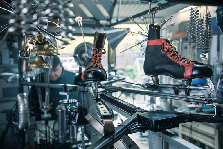 Eishockey Schlittschuhe auf einer Werkbank