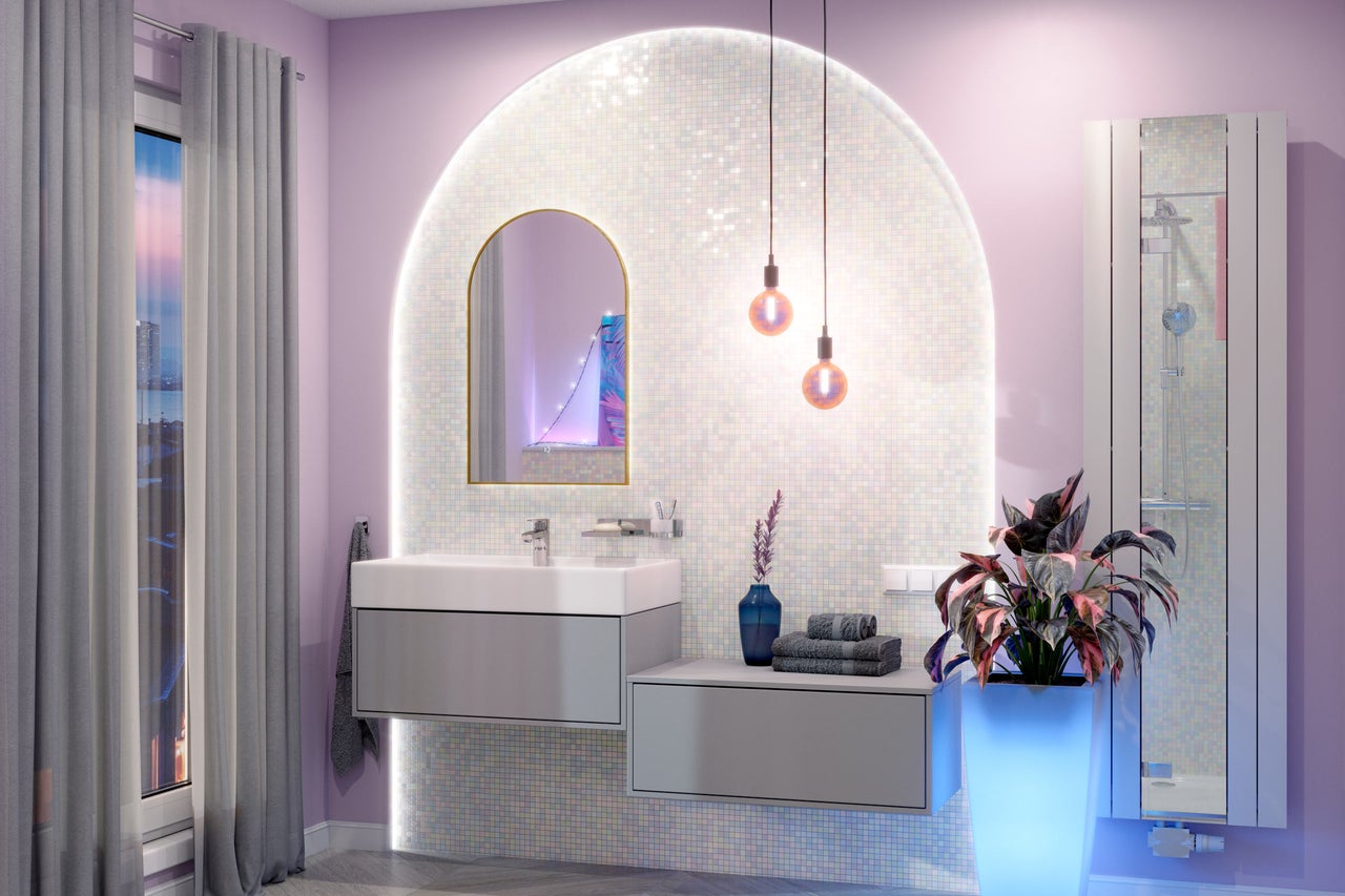 Badezimmer mit Waschtisch, Spiegel, Handtüchern, Dekoration und Beleuchtung