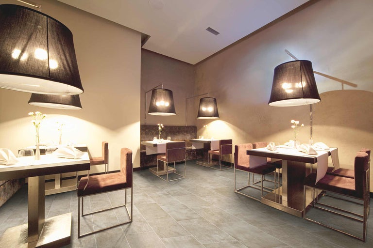 Restaurant mit gedeckten Tischen und Stühlen auf Bodenfliesen