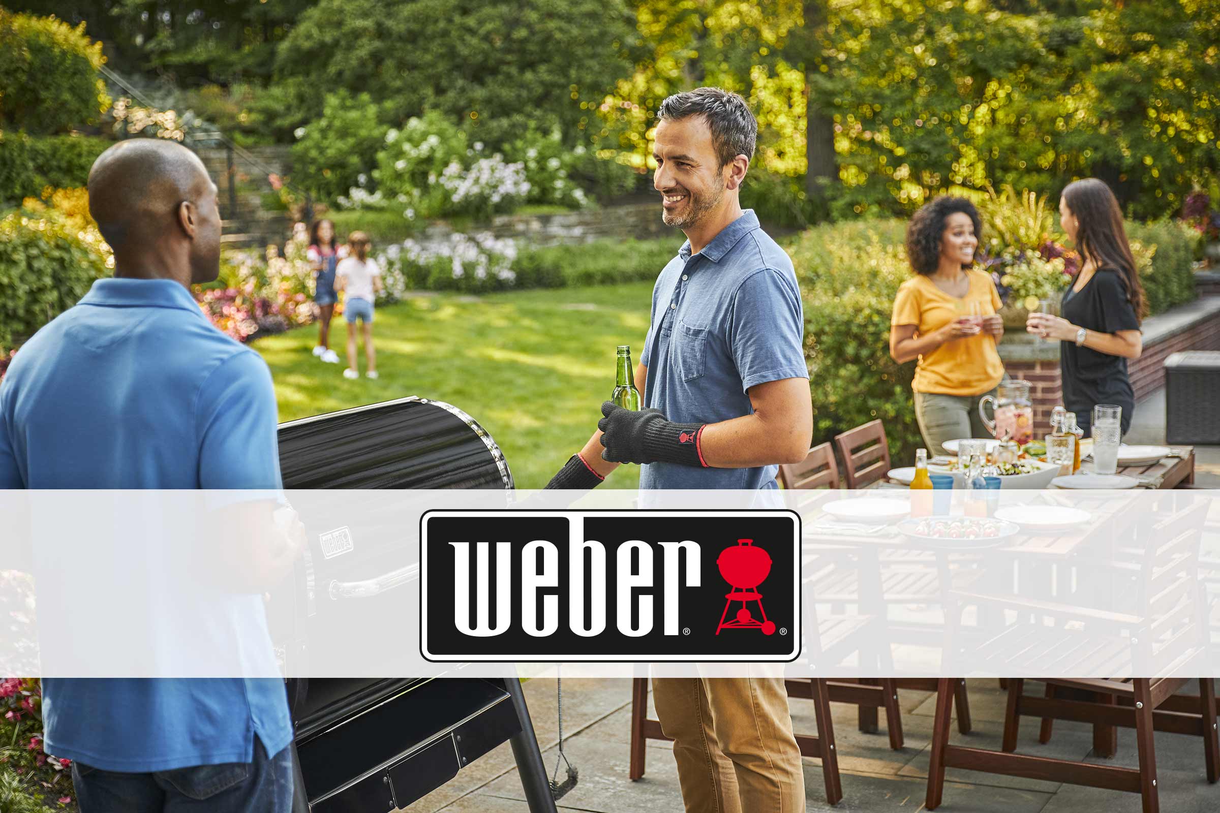 Szene im Garten mit Grill, Tisch und feiernden Personen sowie Weber Logo.