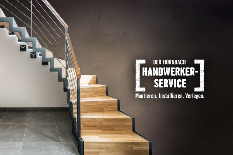 Treppe mit Holzstufen und Metallgeländer im modernen Design