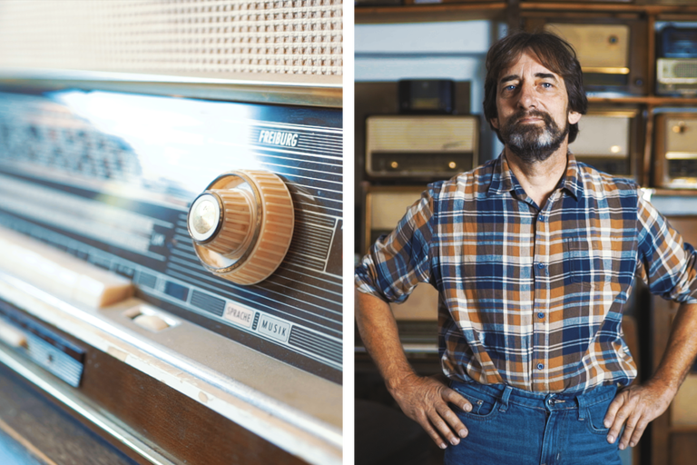 Detailansicht eines Vintage-Radios und ein Mann in kariertem Hemd vor einer Wand mit Radios