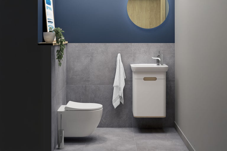 Modernes Badezimmer mit Toilette, Waschtisch und Spiegel