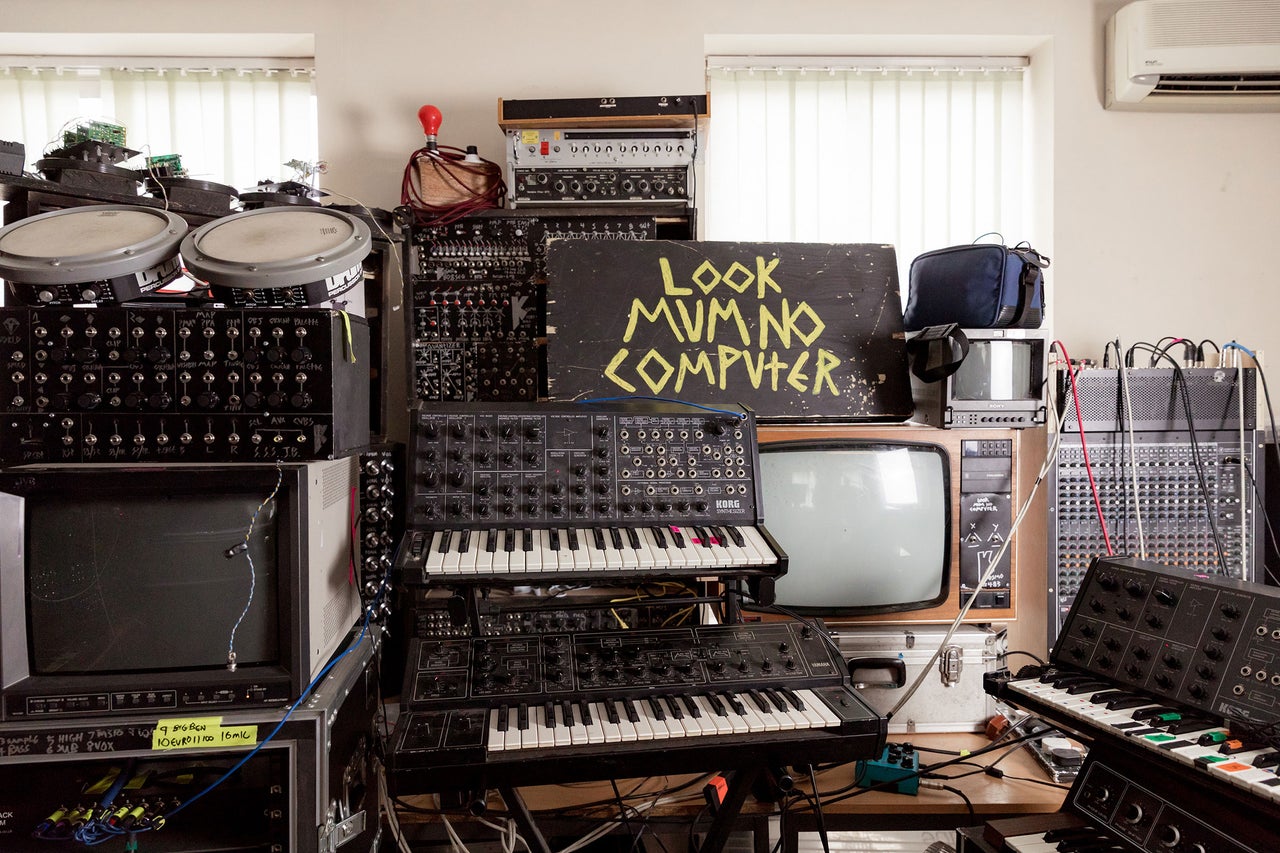 Studioaufnahme mit elektronischen Musikinstrumenten wie Synthesizern und Drumcomputern.