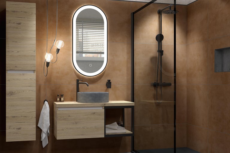 Modernes Badezimmer mit Holz-Waschtisch, grauem Steinbecken, ovalem LED-Spiegel und begehbarer Dusche mit schwarzen Armaturen.