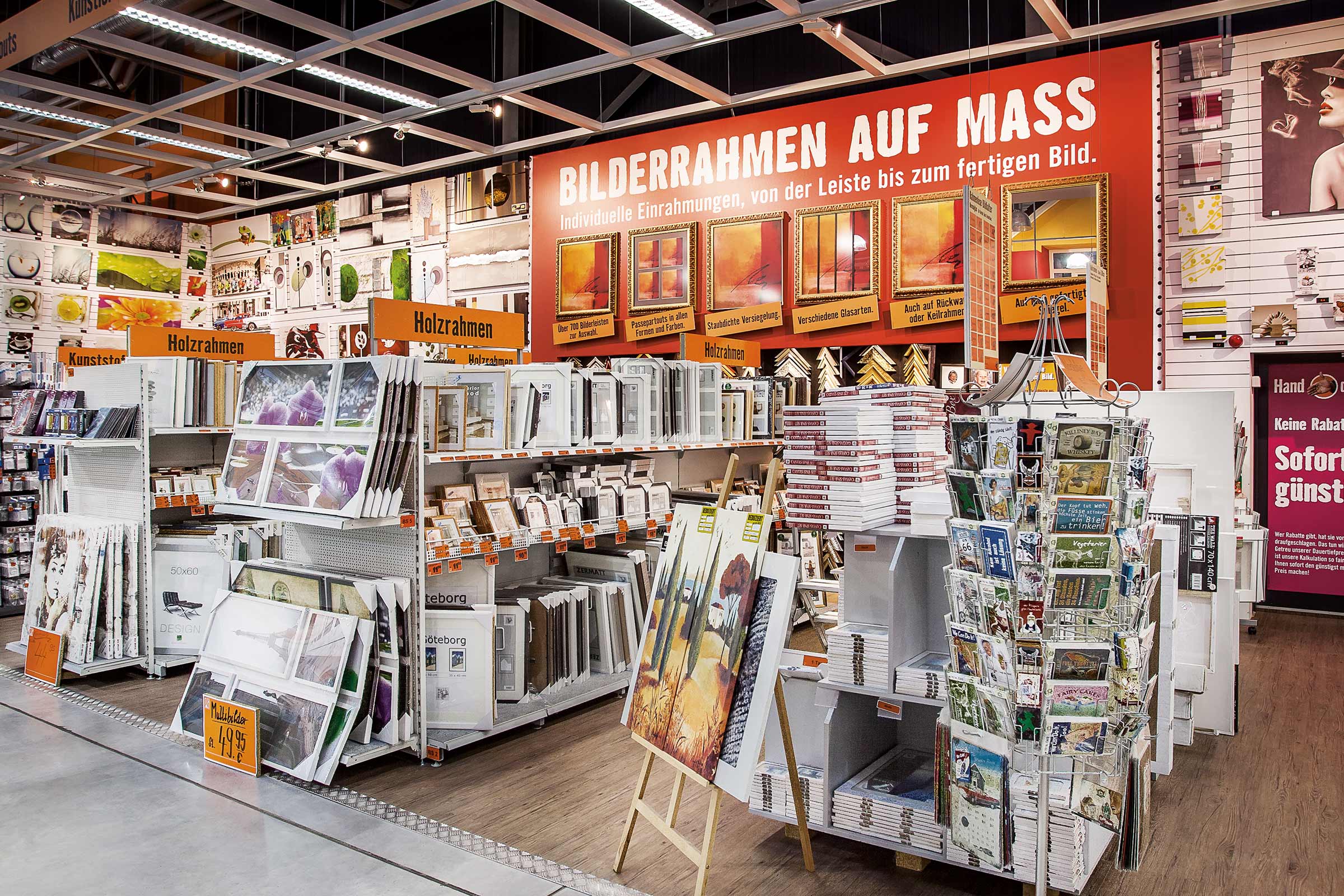 Abteilung mit Bilderrahmen und Zubehör im Baumarkt
