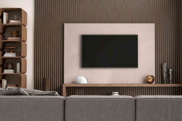 Wohnzimmer mit Fernseher, Holzvertäfelung, Regalen und Couch