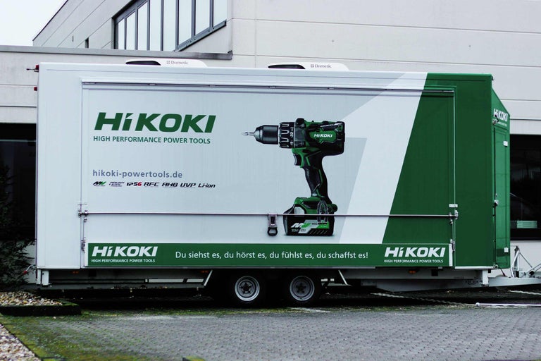 Anhänger mit Werbung für Hikoki Elektrowerkzeuge und Abbildung eines Akku-Bohrschraubers