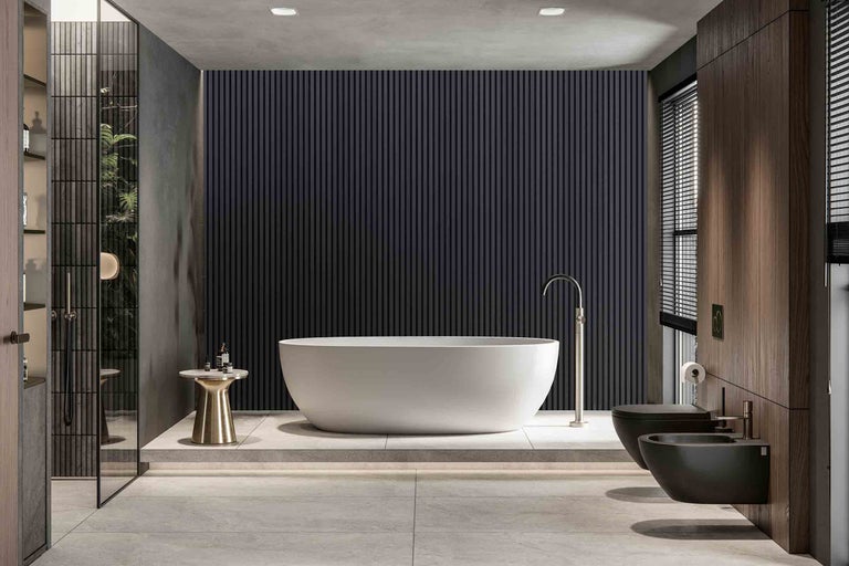 Modernes Badezimmer mit freistehender Badewanne, Toilette und Bidet.